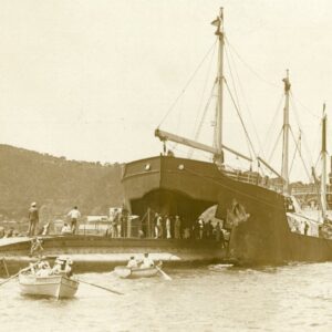 Chile Submarine loading into ship Kanguroo 1913