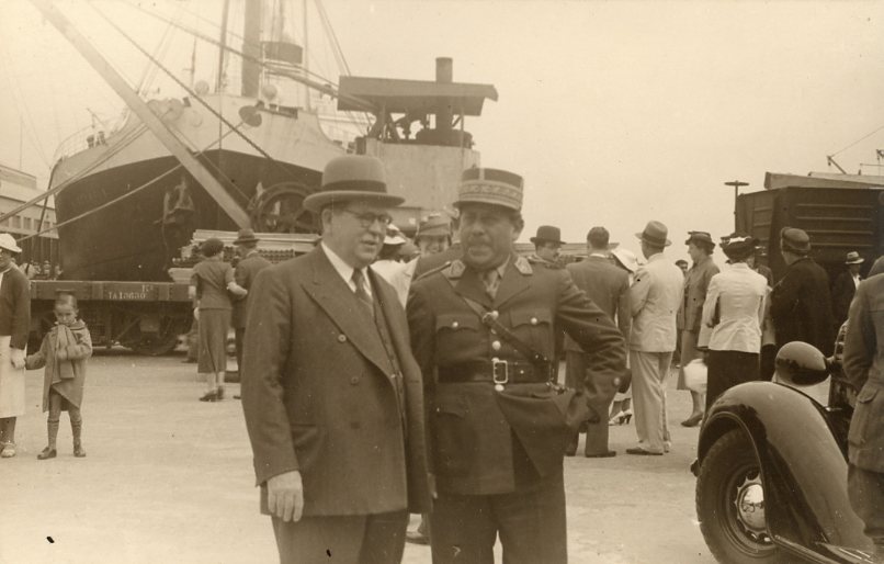 Peru General and Official by the Port